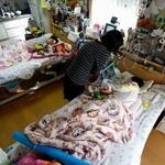 　自宅で医療的ケアが必要な小学生の双子を育てるシングルマザー（中央）＝２５日、名古屋市