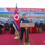 　北朝鮮の黄海南道殷栗で着工式に出席した金正恩朝鮮労働党総書記＝２９日（朝鮮中央通信＝共同）