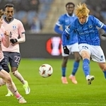 　マルメ戦の前半、攻め込むゲンクの伊東（右）＝ゲンク（共同）