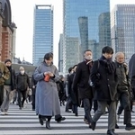 　通勤する人たち＝３０日午前、ＪＲ東京駅前