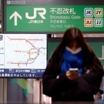 　常磐線の運転見合わせを知らせるＪＲ上野駅の案内＝３０日午前９時１１分