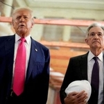 　米ＦＲＢ本部の改修工事を視察するパウエル議長（右）とトランプ大統領＝２０２５年７月、ワシントン（ロイター＝共同）