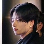 　勤務するホストクラブから連行される竹岡拓人容疑者＝２８日、東京都新宿区