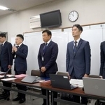 　昨年８月に大阪・道頓堀であったビル火災の調査結果について、記者会見する大阪市消防局幹部ら＝３０日午前、大阪市役所