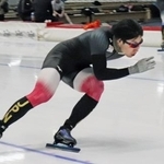 　スピードスケート日本代表の直前合宿で力強い滑りを見せる新濱立也＝２９日、インツェル（共同）