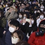 　大阪市長選が告示された２５日、街頭演説を聞く有権者ら＝大阪市中央区