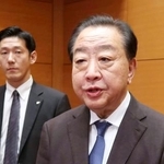 　記者団の取材に応じる中道改革連合の野田共同代表＝３０日午前、京都市