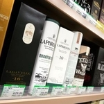 　北京市内の輸入品を扱う店に並ぶスコッチウイスキー＝３０日（共同）