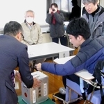 　山口県知事選の期日前投票をする県立特別支援学校の生徒（手前右）＝３０日午前、下関市