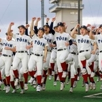 　選抜高校野球大会への出場が決まり、喜ぶ大阪桐蔭の選手たち＝３０日、大阪府大東市