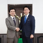 　会談を前に握手する小泉防衛相（右）と韓国の安圭伯国防相＝３０日午後、神奈川県の海上自衛隊横須賀基地（代表撮影）