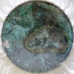 　富雄丸山古墳から出土した銅板と痕跡（点線部分）が一致した三角縁神獣鏡（天理大付属天理参考館提供）