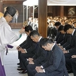 　筥崎宮で必勝祈願をするソフトバンク・小久保監督（前列手前から２人目）ら＝３０日、福岡市