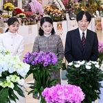 　第７４回関東東海花の展覧会を視察される秋篠宮ご夫妻と佳子さま＝３０日午後、東京・池袋（代表撮影）
