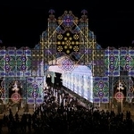 　「神戸ルミナリエ」が開幕し、色鮮やかに輝く光の回廊「ガレリア」＝３０日夜、神戸市中央区