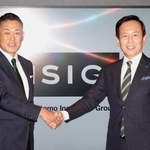 　三井住友海上火災保険の船曳真一郎社長（右）と次期社長就任が決まった海山裕氏＝３０日午後、東京都千代田区