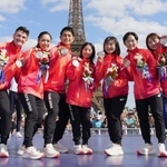 　繰り上げで銀メダルとなった北京冬季五輪フィギュアスケート団体のメダル授与式でポーズをとる木原龍一（左から３人目）、三浦璃来（同４人目）、坂本花織（同５人目）、鍵山優真（同６人目）ら＝２０２４年８月、パリ（共同）