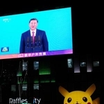 　中国の習近平国家主席が映し出された北京市内の大型画面（上）と「ポケットモンスター」のピカチュウのバルーン＝２０２５年１１月（共同）