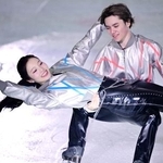 　アイスショーで演技する宇野昌磨さん（奥）と本田真凜さん＝コーセー新横浜スケートセンター