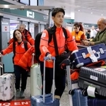 　イタリア・ミラノのマルペンサ空港に到着した三浦璃来（左）、木原龍一組＝３０日（共同）