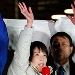 　街頭演説で支持を訴える自民党総裁の高市首相＝３０日午後、福岡市