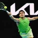 　男子シングルス準決勝でプレーするカルロス・アルカラス＝メルボルン（ロイター＝共同）