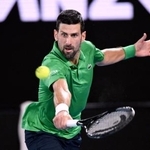 　男子シングルス準決勝でプレーするノバク・ジョコビッチ＝メルボルン（ロイター＝共同）