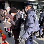 　自民党総裁の高市首相らの街頭演説会場で実施された金属探知機を使ったボディーチェック＝２７日、東京・秋葉原