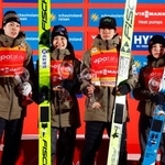 　混合団体で３位に入った（左から）小林陵侑、丸山希、二階堂蓮、高梨沙羅＝ビリンゲン（共同）