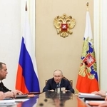 　３０日、モスクワで外国との軍事技術協力に関する会合を開いたロシアのプーチン大統領（中央）（大統領府提供・タス＝共同）