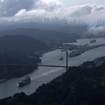 　パナマ運河を航行する船（ゲッティ＝共同）