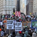 　３０日、移民取り締まりに抗議し、行われたデモ＝米ニューヨーク（共同）