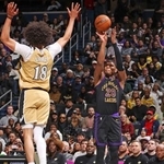 　ウィザーズ戦で３点シュートを放つレーカーズの八村（右）＝ワシントン（ＮＢＡＥ・ゲッティ＝共同）