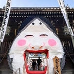 　福岡市博多区の櫛田神社に登場した毎年恒例の「大お多福面」＝３１日午後
