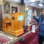 　モスクを案内する代表のヘリザル・アダルデイさん＝１月２０日、大阪市西成区