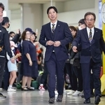 　那覇空港に到着した阪神・藤川監督（中央）ら＝３１日