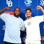 　入団記者会見を終え、ポーズをとる中日の新外国人選手のサノー（左）とアブレウ＝３１日、沖縄県北谷町