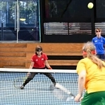 　ブラインドテニスでプレーする横田弓さん（左）＝３１日、オーストラリア・メルボルン（共同）