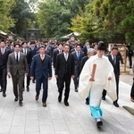 　宮崎神宮へ必勝祈願に向かう巨人の阿部監督（前列左から４人目）とナインら＝３１日、宮崎市