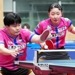 　混合ダブルス準決勝　プレーする松島輝空（左）、張本美和組＝豊田市総合体育館