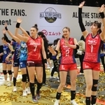 　バレーボールＳＶリーグ女子のオールスター戦で声援に応える（右から）ＮＥＣ川崎の山田、佐藤ら＝ジーライオンアリーナ神戸