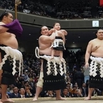 　引退相撲で長男照務甚ちゃんを連れて最後の土俵入りに臨む元横綱照ノ富士の伊勢ケ浜親方。太刀持ちは横綱豊昇龍、露払いは横綱大の里＝３１日、東京・両国国技館