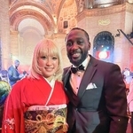 　ボクシングの米専門誌の年間表彰式で２０２５年の女子最優秀選手に選ばれた昼田瑞希（左）＝１月、米ニューヨーク（三迫プロモーション提供）