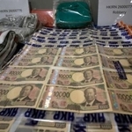 　香港警察が報道陣に公開した、強奪事件で押収した証拠品＝３１日、香港（共同）