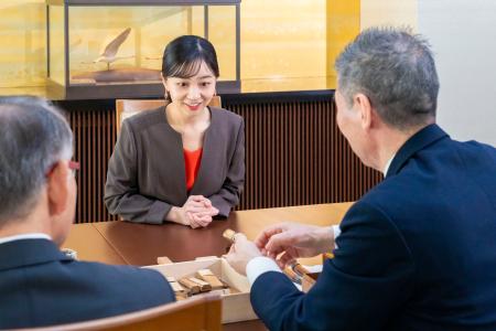 佳子さま伝統工芸士と懇談|全国海外|神戸新聞NEXT