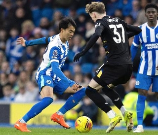 　エバートン戦の後半、攻め込むブライトンの三笘（左）＝ブライトン（共同）
