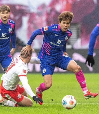 　ライプチヒ戦で競り合うマインツの佐野海（右）＝ライプチヒ（共同）