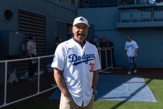 　ドジャースタジアムで報道陣と会話を交わすデーブ・ロバーツ監督＝１月３１日、ロサンゼルス（ＡＰ＝共同）