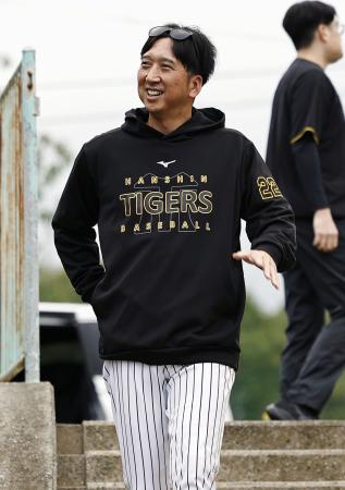 　プロ野球キャンプ初日、笑顔で球場に向かう阪神・藤川監督＝１日、沖縄県宜野座村