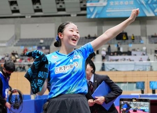 　卓球の全日本選手権女子ダブルスで長崎美柚とのペアで優勝し、歓声に応える張本美和。史上初の４冠を達成＝１日、豊田市総合体育館